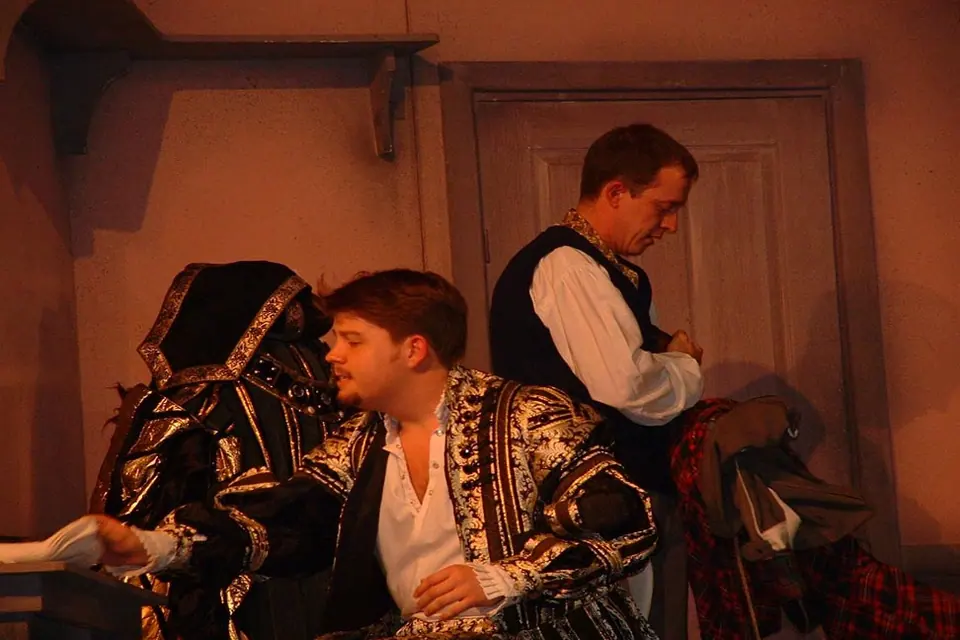 Willenhall Musical Theatre Company's 2003 production of Kiss Me Kate. Photograph 65 of 147.