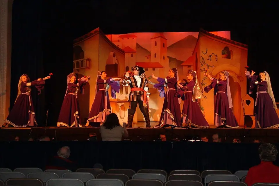 Willenhall Musical Theatre Company's 2003 production of Kiss Me Kate. Photograph 66 of 147.