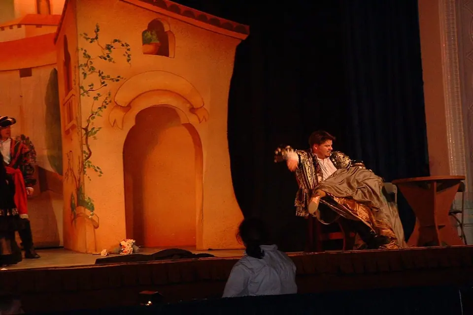 Willenhall Musical Theatre Company's 2003 production of Kiss Me Kate. Photograph 69 of 147.
