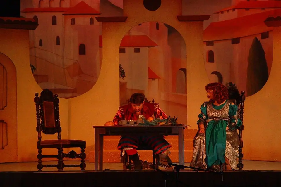 Willenhall Musical Theatre Company's 2003 production of Kiss Me Kate. Photograph 70 of 147.