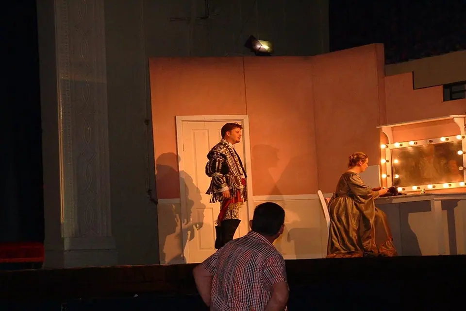 Willenhall Musical Theatre Company's 2003 production of Kiss Me Kate. Photograph 72 of 147.