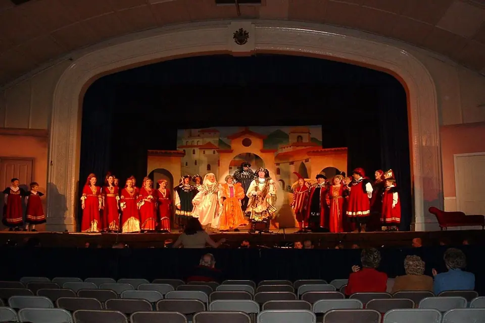 Willenhall Musical Theatre Company's 2003 production of Kiss Me Kate. Photograph 74 of 147.
