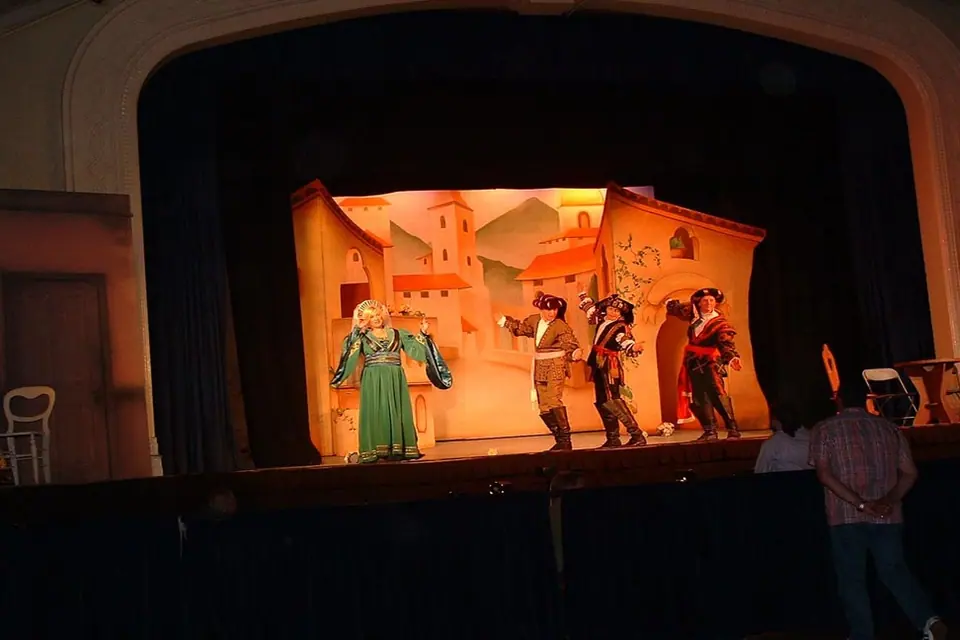Willenhall Musical Theatre Company's 2003 production of Kiss Me Kate. Photograph 75 of 147.