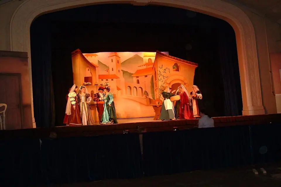 Willenhall Musical Theatre Company's 2003 production of Kiss Me Kate. Photograph 76 of 147.