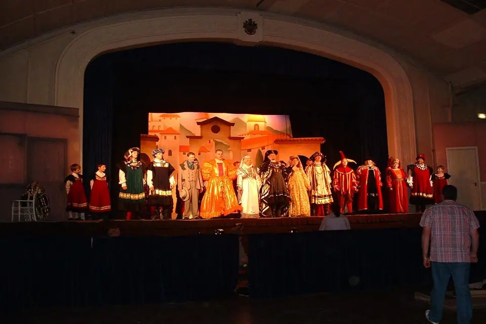 Willenhall Musical Theatre Company's 2003 production of Kiss Me Kate. Photograph 78 of 147.
