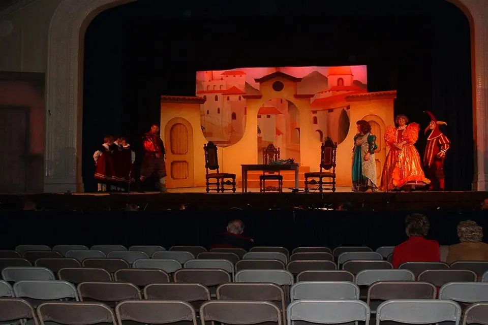 Willenhall Musical Theatre Company's 2003 production of Kiss Me Kate. Photograph 80 of 147.