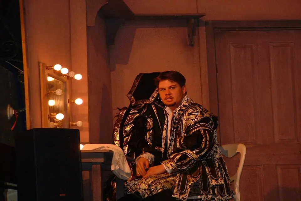 Willenhall Musical Theatre Company's 2003 production of Kiss Me Kate. Photograph 81 of 147.
