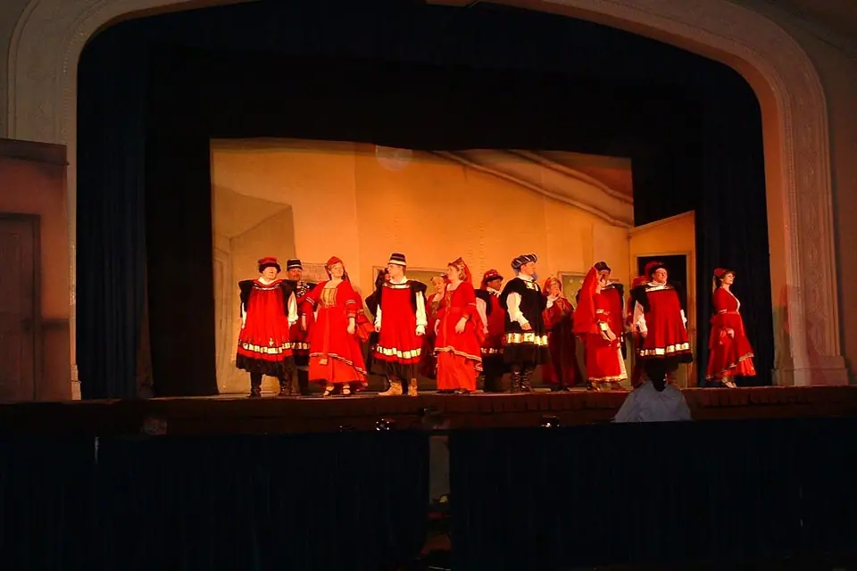 Willenhall Musical Theatre Company's 2003 production of Kiss Me Kate. Photograph 82 of 147.