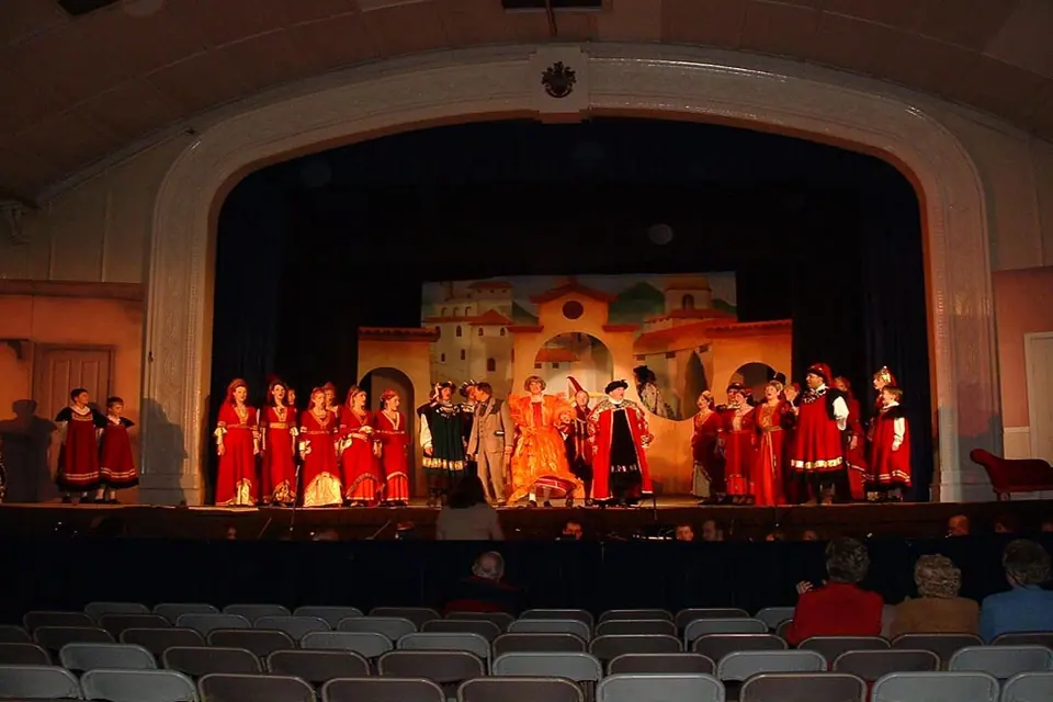 Willenhall Musical Theatre Company's 2003 production of Kiss Me Kate. Photograph 87 of 147.