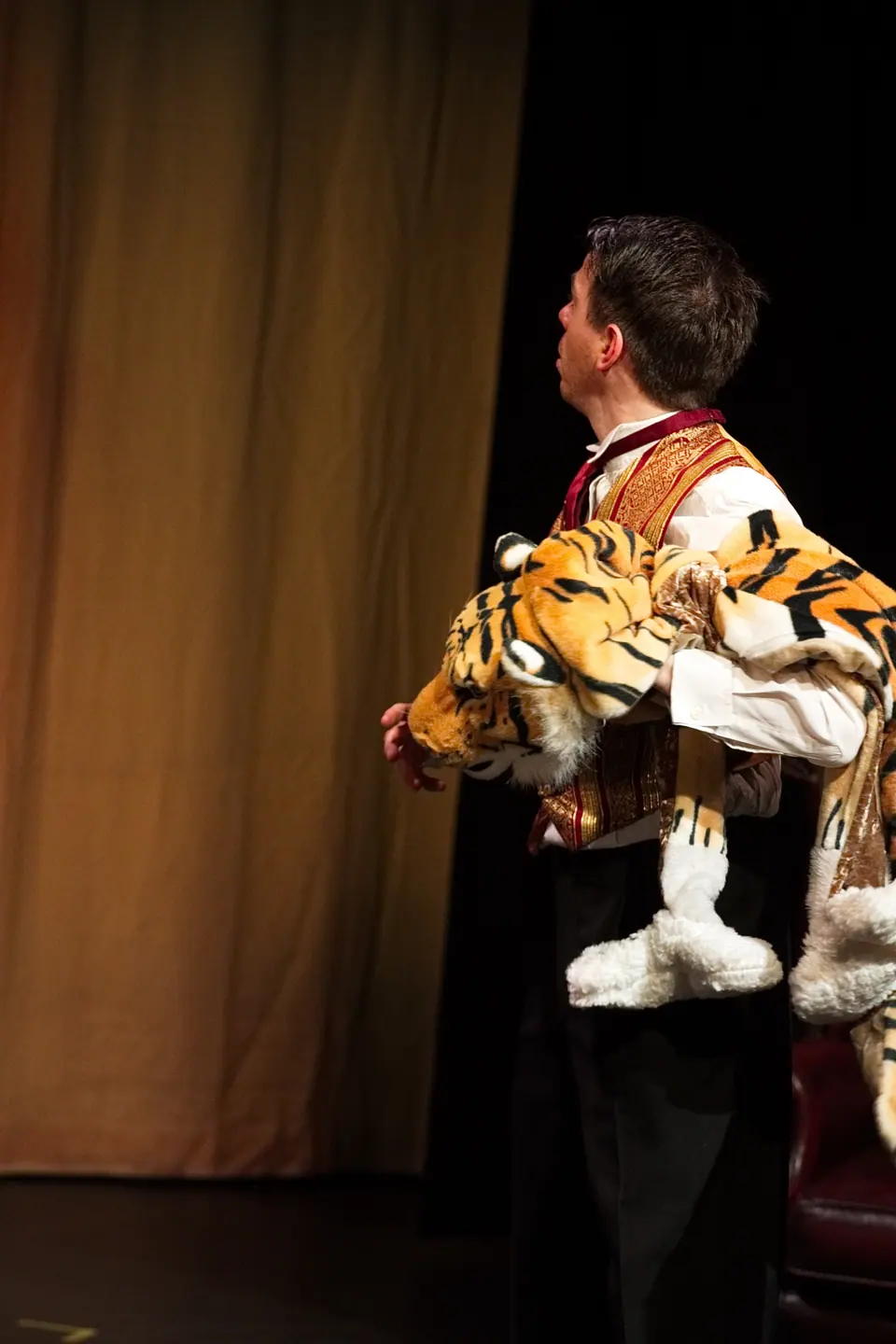 Willenhall Musical Theatre Company's 2016 production of Me and My Girl at Dormston Mill Theatre, Sedgley. Photograph 195 of 308.