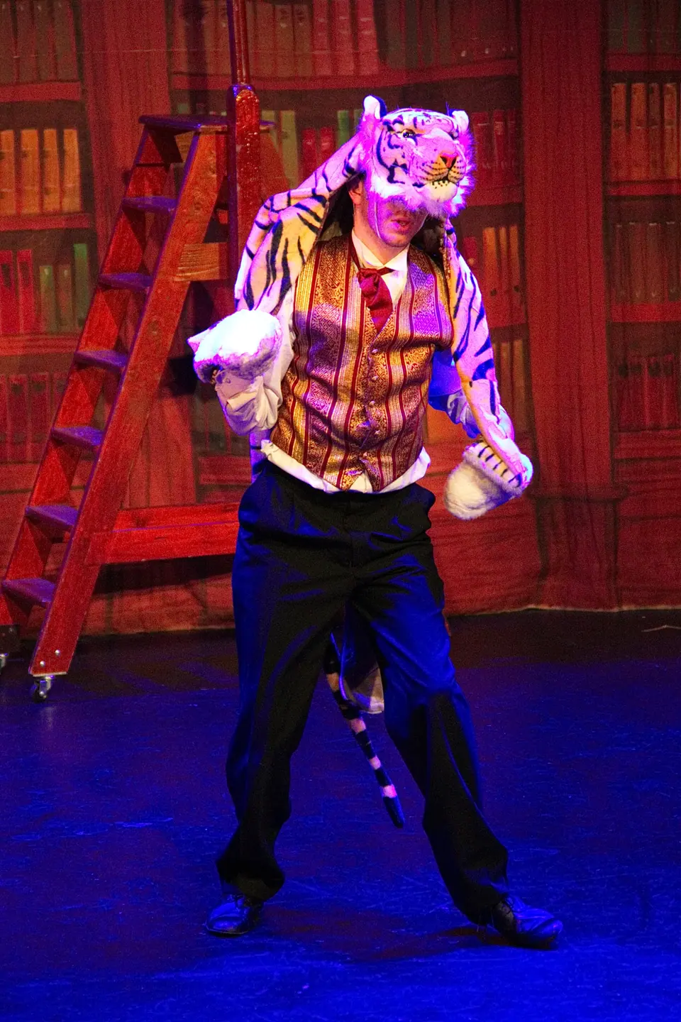 Willenhall Musical Theatre Company's 2016 production of Me and My Girl at Dormston Mill Theatre, Sedgley. Photograph 202 of 308.