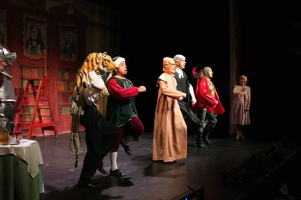 Willenhall Musical Theatre Company's 2016 production of Me and My Girl at Dormston Mill Theatre, Sedgley. Photograph 220 of 308.