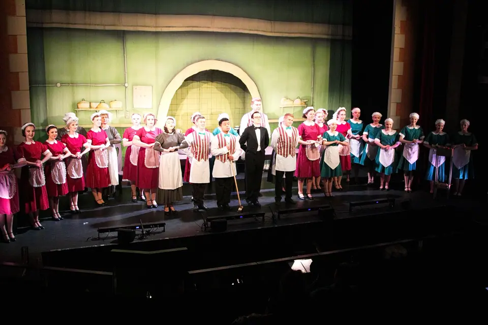 Willenhall Musical Theatre Company's 2016 production of Me and My Girl at Dormston Mill Theatre, Sedgley. Photograph 54 of 308.