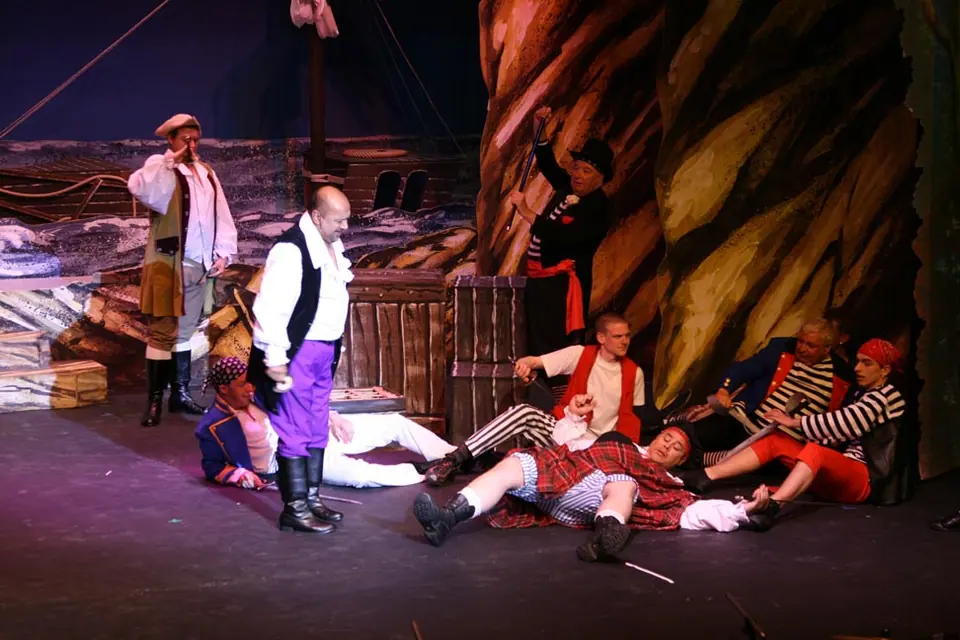 Willenhall Musical Theatre Company's 2010 production of Pirates of Penzance. Photograph 61 of 145.
